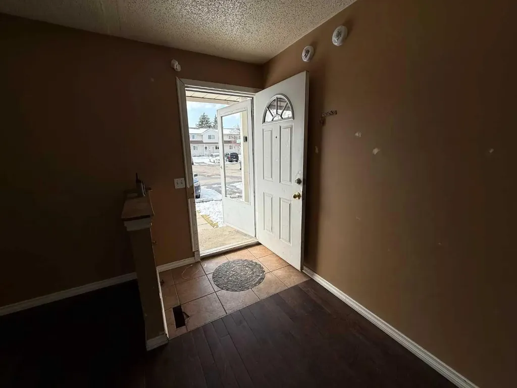 1555 Falconridge Drive Calgary AB T3J 1L8