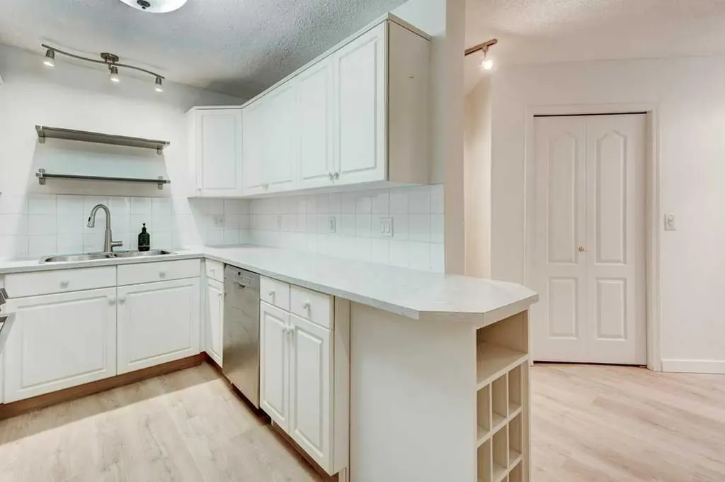 10 Sierra Morena Mews SW Calgary AB T3H 3K5