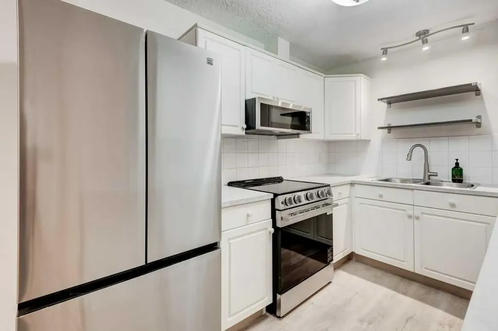 10 Sierra Morena Mews SW Calgary AB T3H 3K5