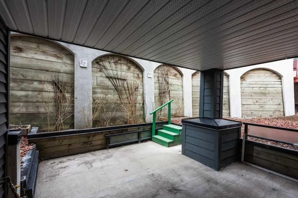 10 Sierra Morena Mews SW Calgary AB T3H 3K5