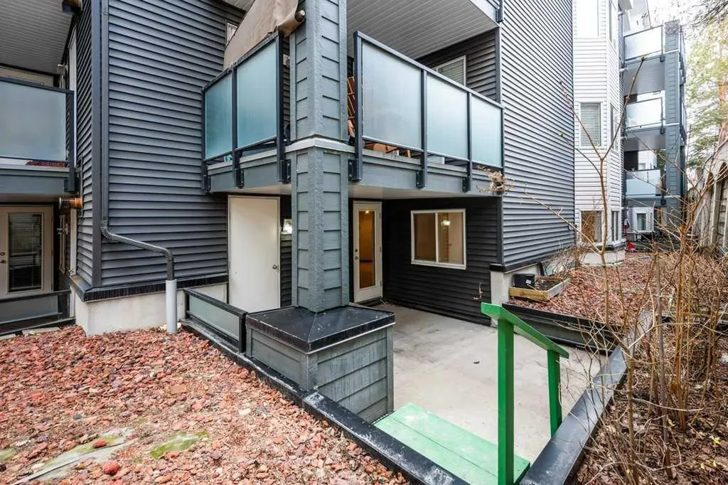 10 Sierra Morena Mews SW Calgary AB T3H 3K5