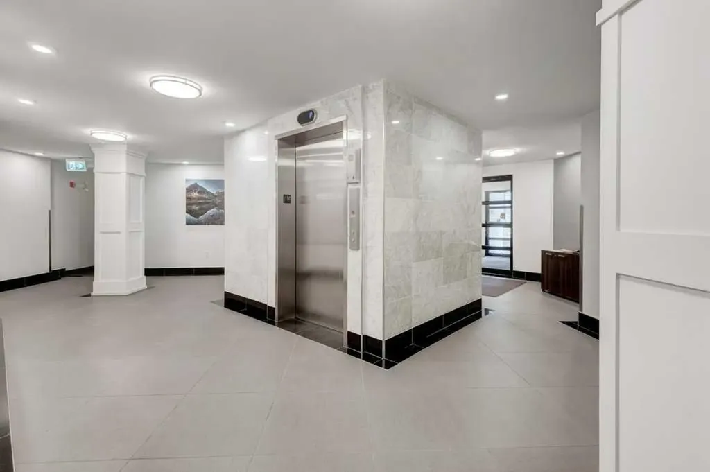 10 Sierra Morena Mews SW Calgary AB T3H 3K5