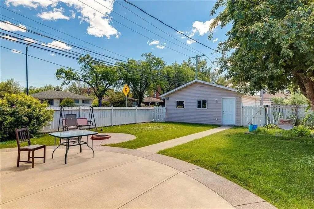 639 18 Avenue NE Calgary AB T2E 1N7