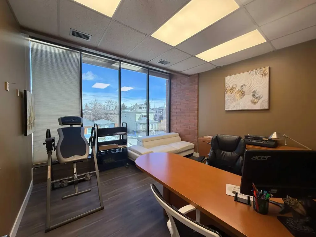 136 17 Avenue NE Calgary AB T2E 1L6
