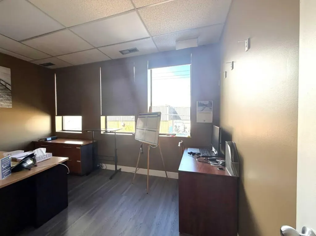 136 17 Avenue NE Calgary AB T2E 1L6