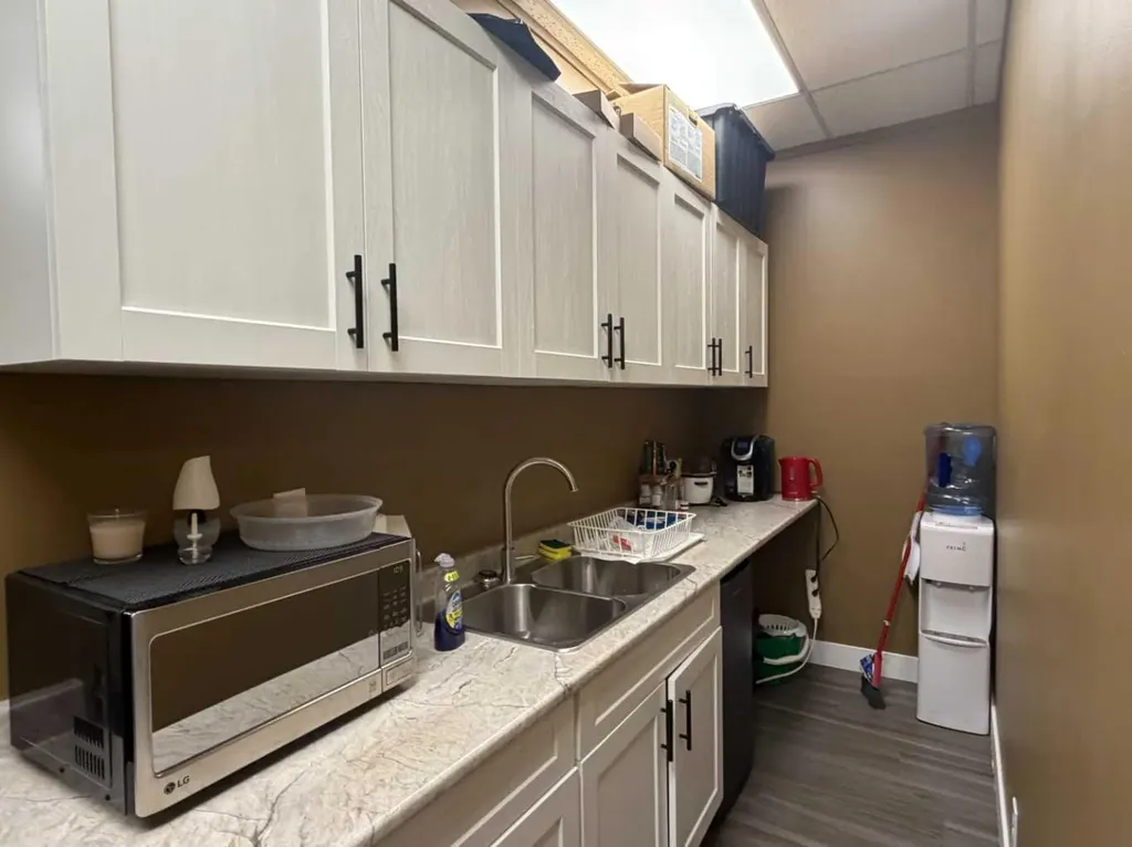 136 17 Avenue NE Calgary AB T2E 1L6