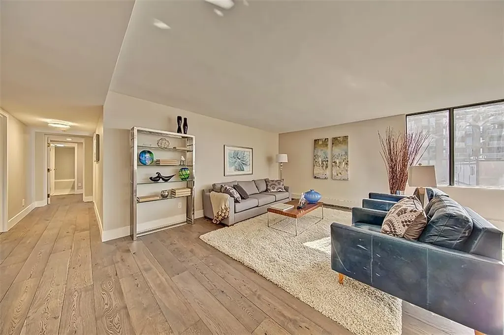 318 26 Avenue SW Calgary AB T2S 2T9