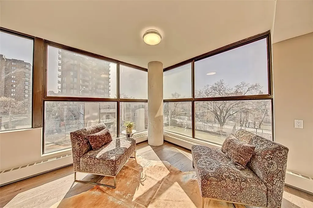 318 26 Avenue SW Calgary AB T2S 2T9