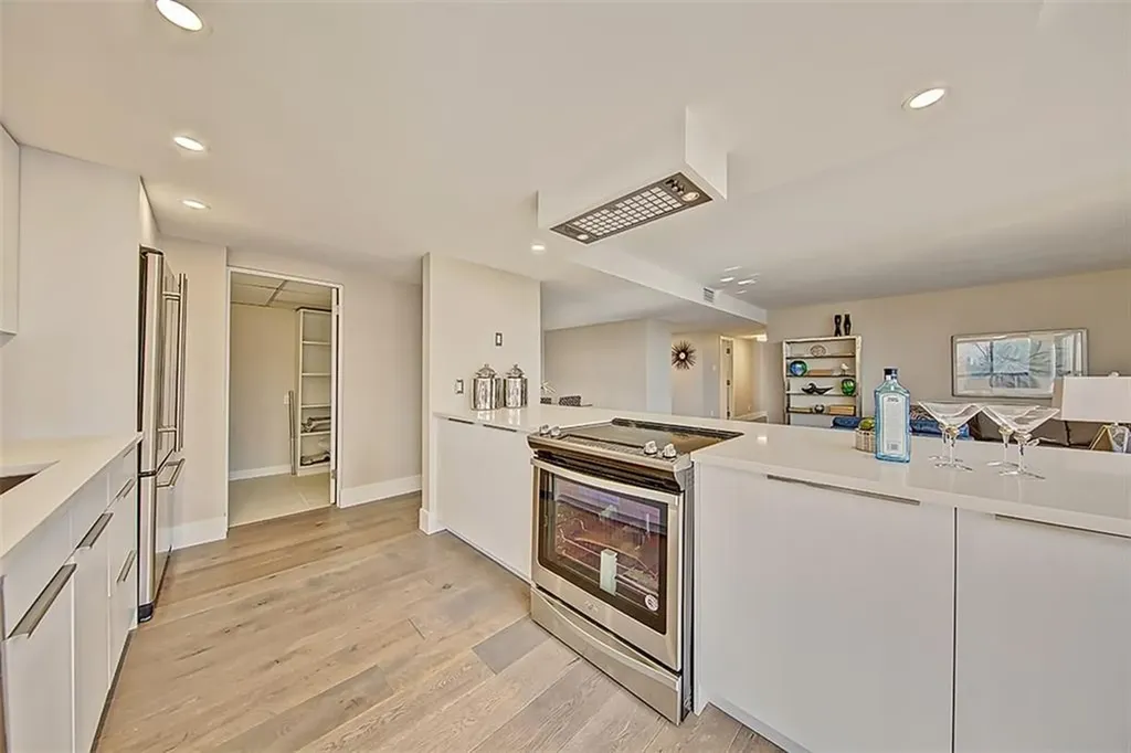 318 26 Avenue SW Calgary AB T2S 2T9