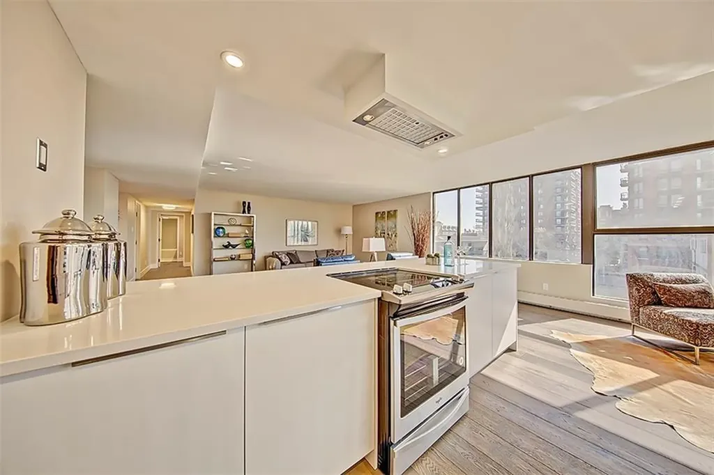 318 26 Avenue SW Calgary AB T2S 2T9