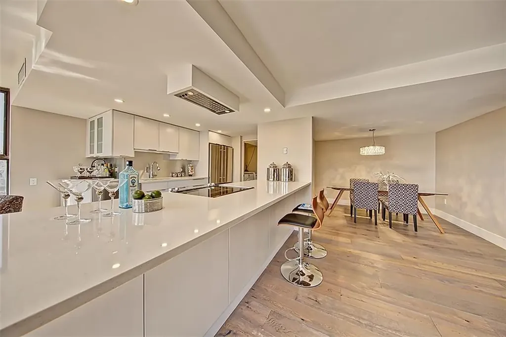 318 26 Avenue SW Calgary AB T2S 2T9