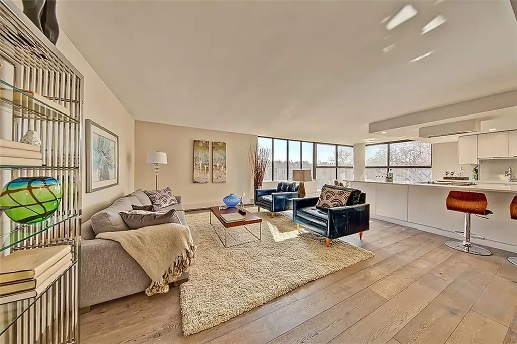 318 26 Avenue SW Calgary AB T2S 2T9