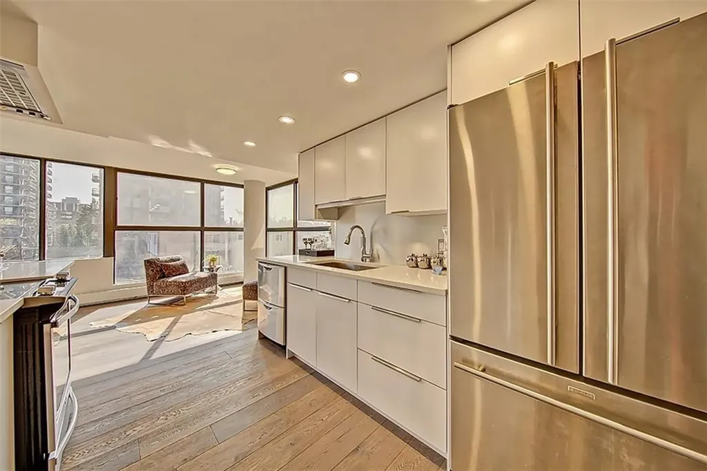 318 26 Avenue SW Calgary AB T2S 2T9