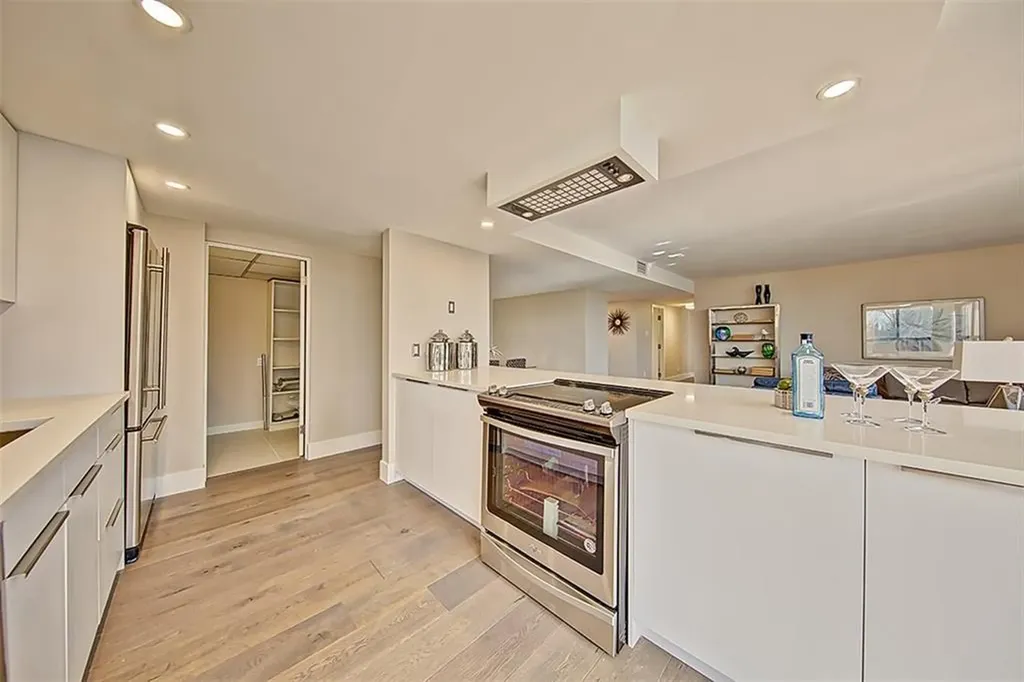 318 26 Avenue SW Calgary AB T2S 2T9