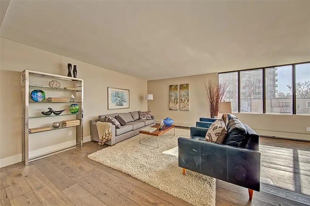 318 26 Avenue SW Calgary AB T2S 2T9