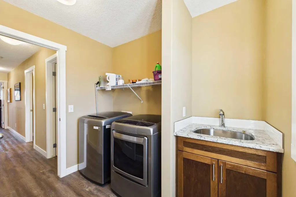 1910 High Park Circle NW High River AB T1V 0E7