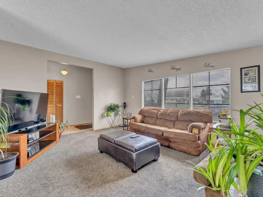 561 12 Street NW Medicine Hat AB T1A6R3