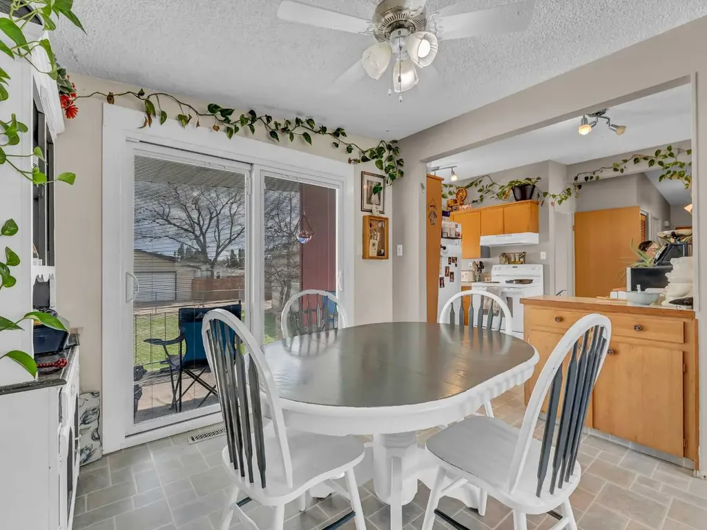 561 12 Street NW Medicine Hat AB T1A6R3