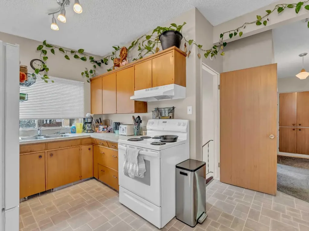 561 12 Street NW Medicine Hat AB T1A6R3