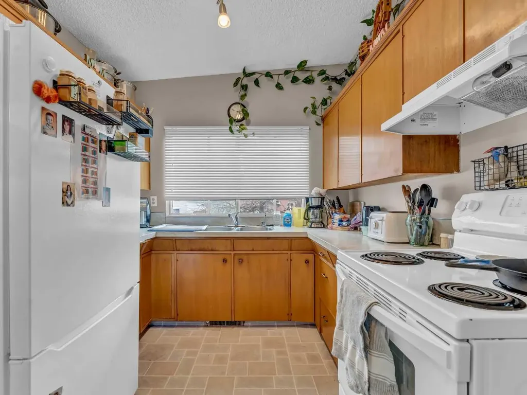 561 12 Street NW Medicine Hat AB T1A6R3