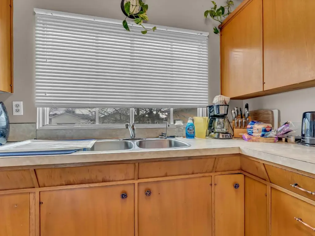 561 12 Street NW Medicine Hat AB T1A6R3