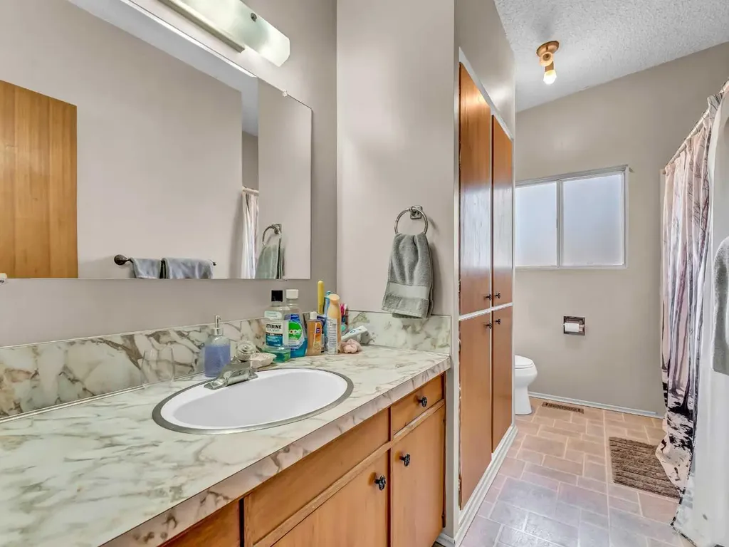 561 12 Street NW Medicine Hat AB T1A6R3