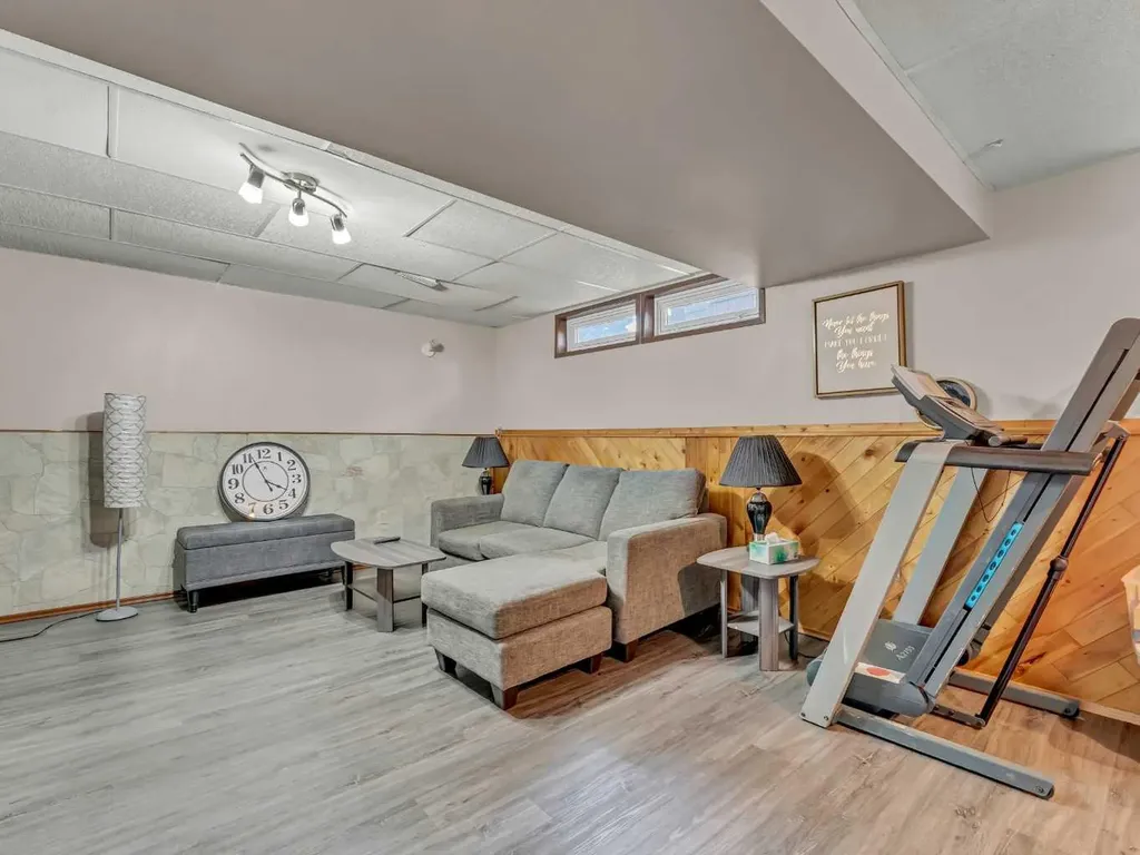 561 12 Street NW Medicine Hat AB T1A6R3