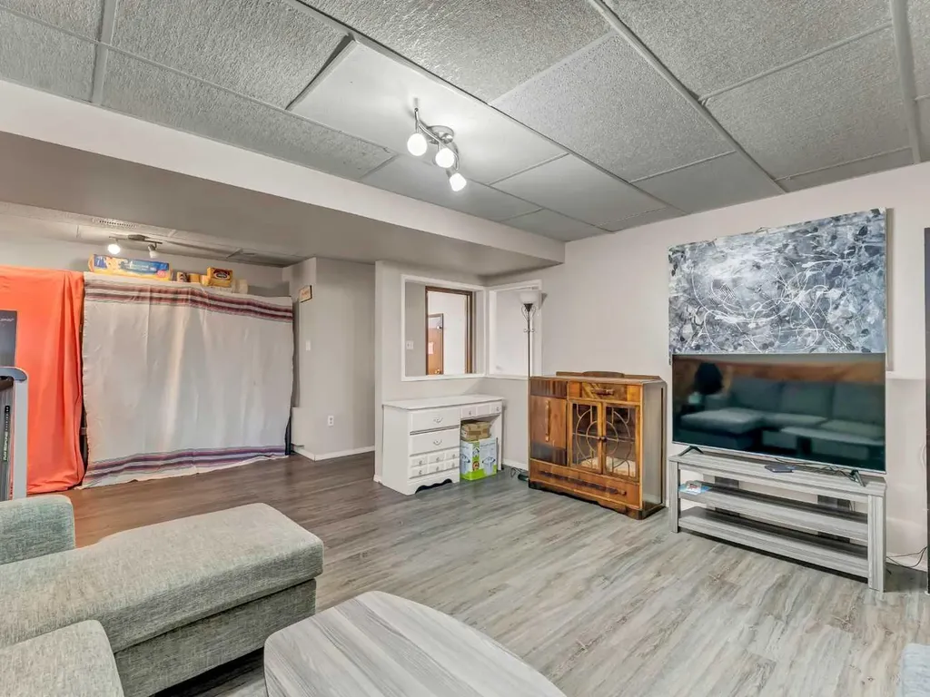 561 12 Street NW Medicine Hat AB T1A6R3