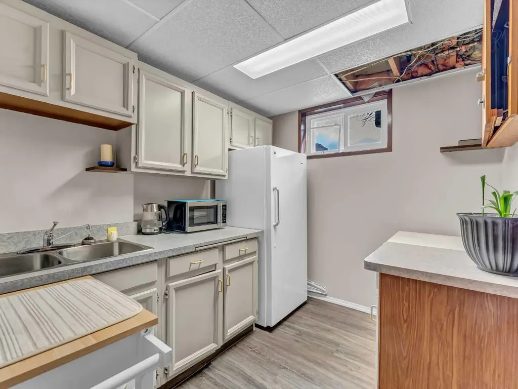 561 12 Street NW Medicine Hat AB T1A6R3