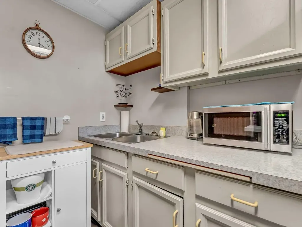 561 12 Street NW Medicine Hat AB T1A6R3