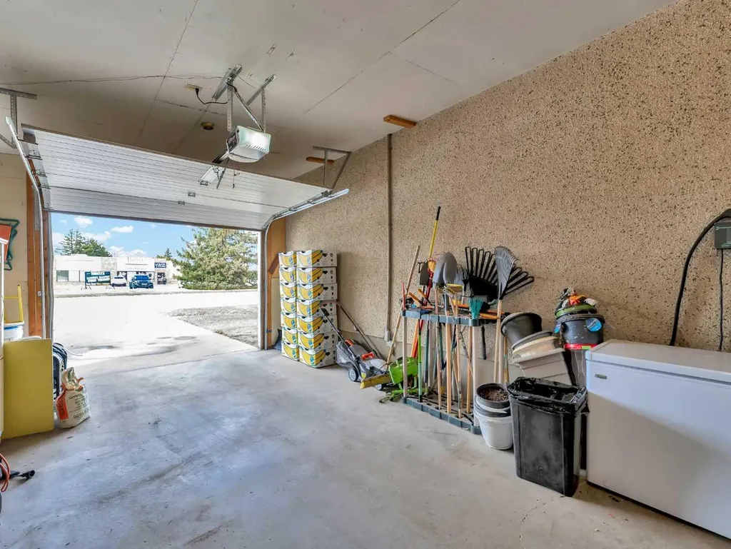 561 12 Street NW Medicine Hat AB T1A6R3