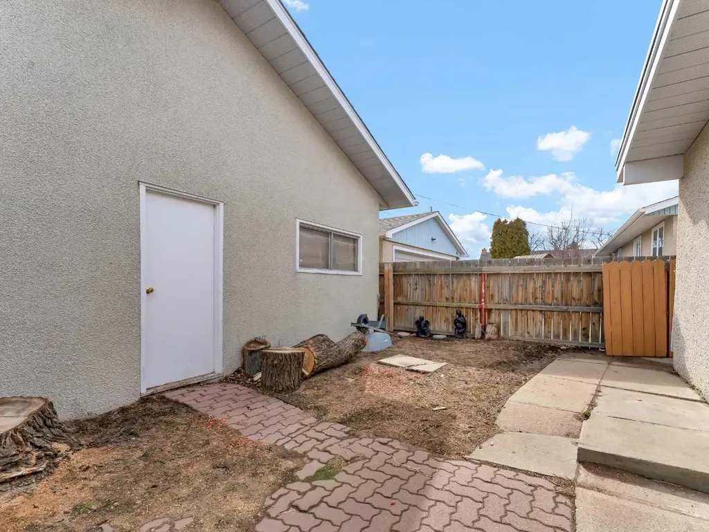 561 12 Street NW Medicine Hat AB T1A6R3