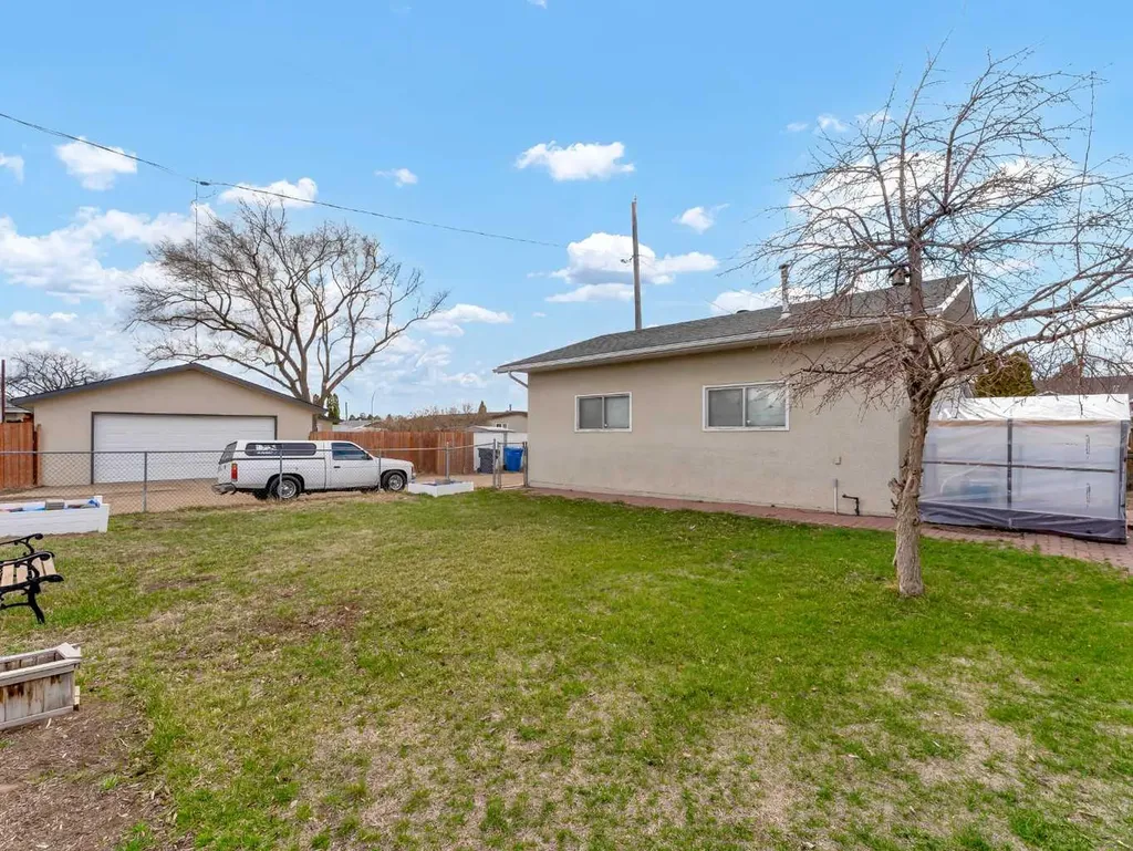 561 12 Street NW Medicine Hat AB T1A6R3