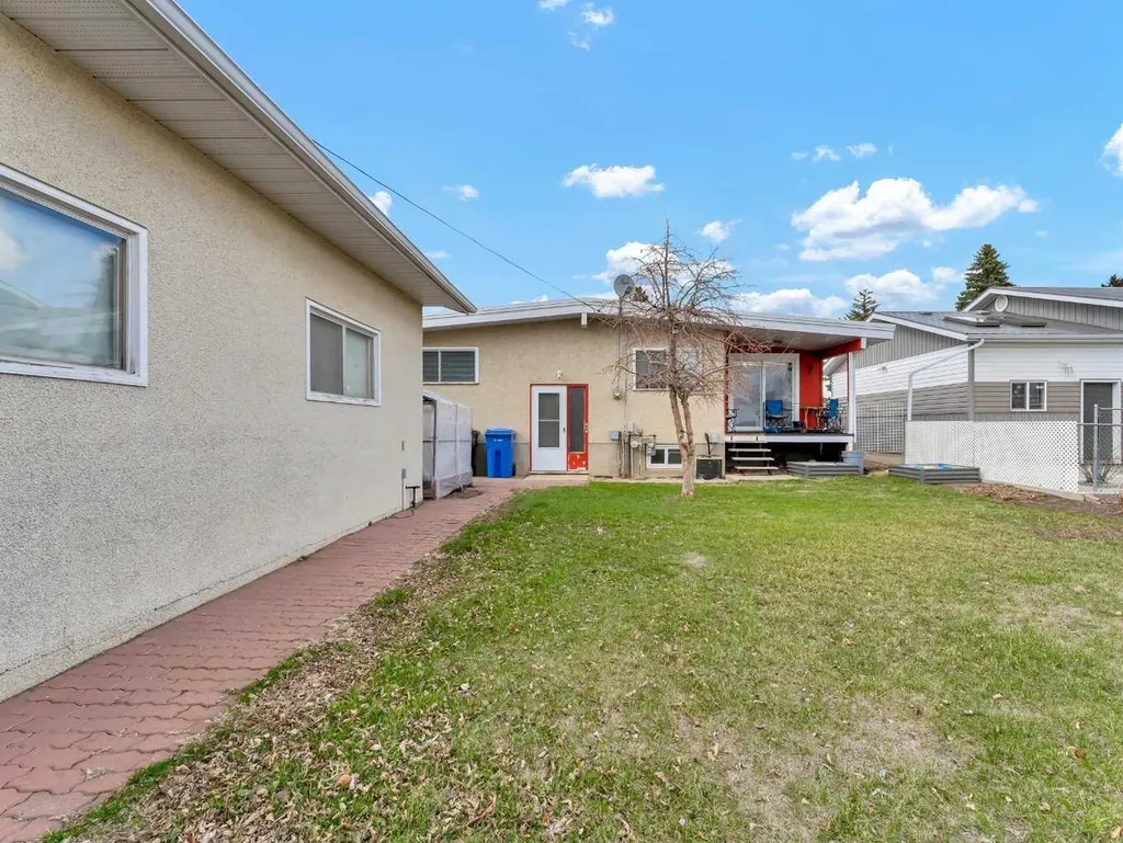 561 12 Street NW Medicine Hat AB T1A6R3