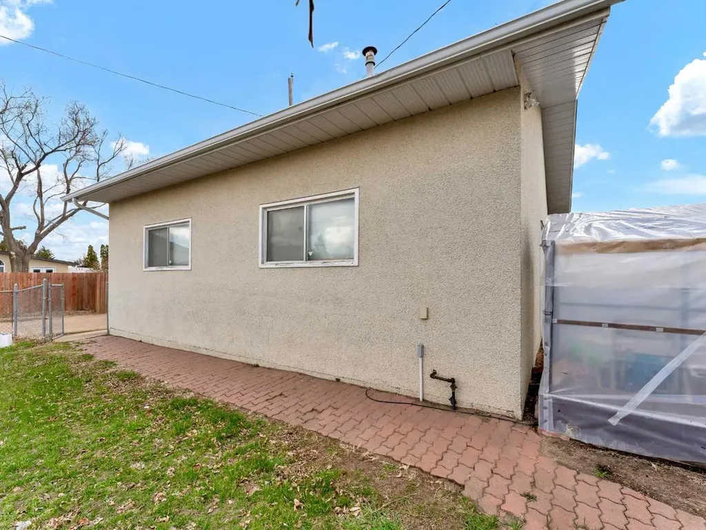 561 12 Street NW Medicine Hat AB T1A6R3