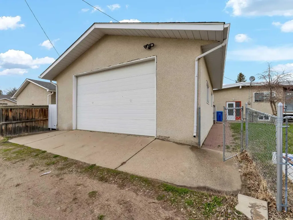 561 12 Street NW Medicine Hat AB T1A6R3