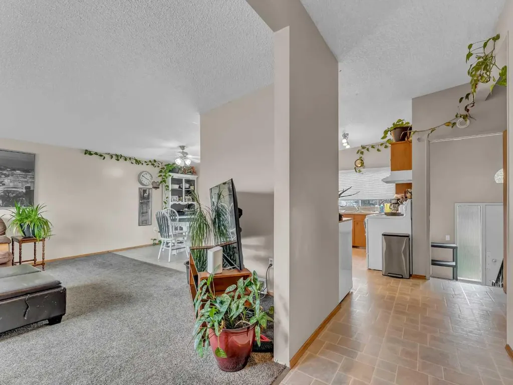 561 12 Street NW Medicine Hat AB T1A6R3