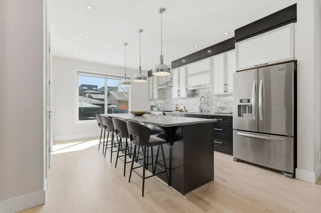 1923 49 Avenue SW Calgary AB T2T 2V3