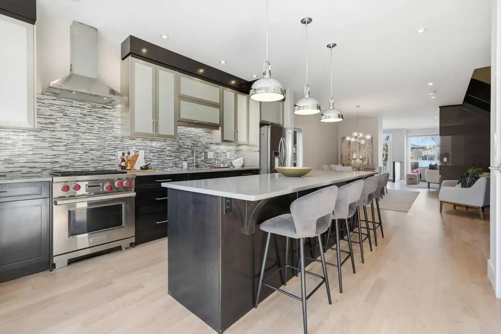 1923 49 Avenue SW Calgary AB T2T 2V3