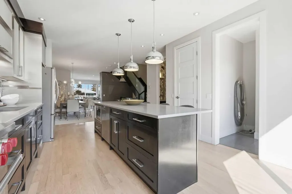 1923 49 Avenue SW Calgary AB T2T 2V3