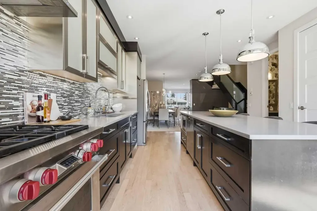 1923 49 Avenue SW Calgary AB T2T 2V3