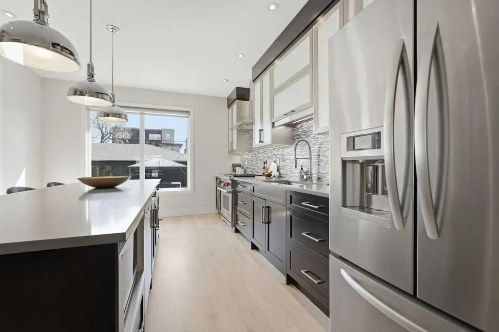 1923 49 Avenue SW Calgary AB T2T 2V3
