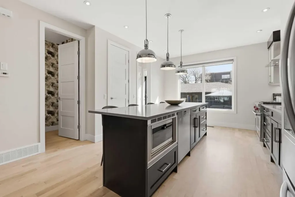 1923 49 Avenue SW Calgary AB T2T 2V3