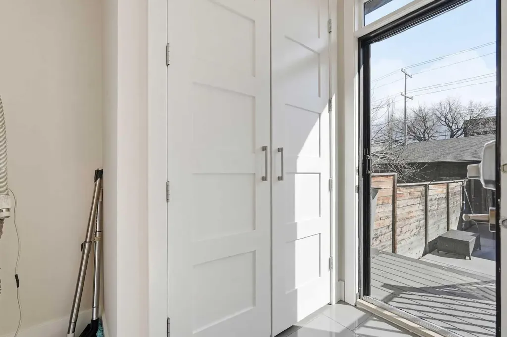 1923 49 Avenue SW Calgary AB T2T 2V3