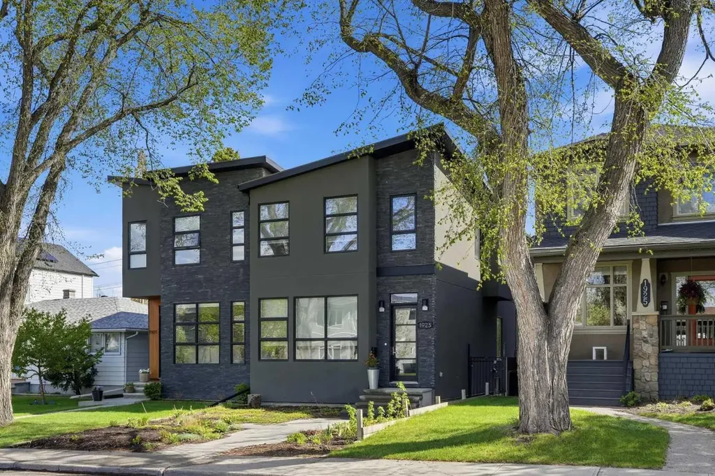 1923 49 Avenue SW Calgary AB T2T 2V3