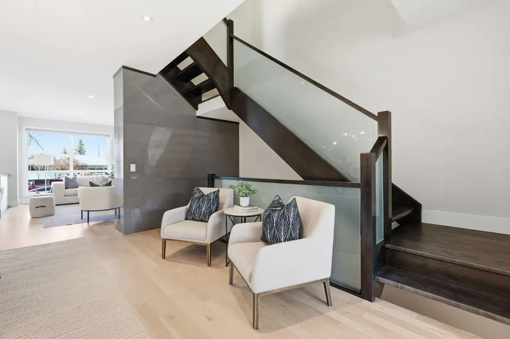 1923 49 Avenue SW Calgary AB T2T 2V3