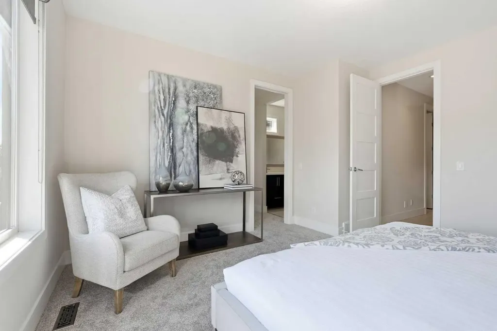 1923 49 Avenue SW Calgary AB T2T 2V3