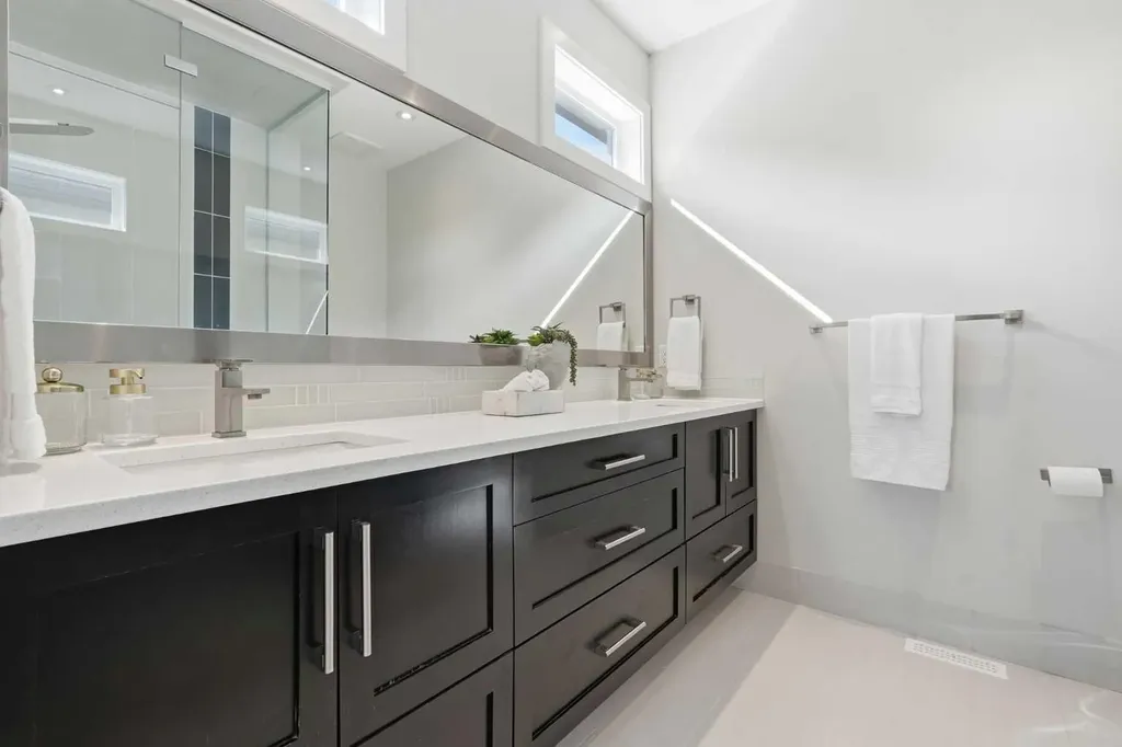 1923 49 Avenue SW Calgary AB T2T 2V3