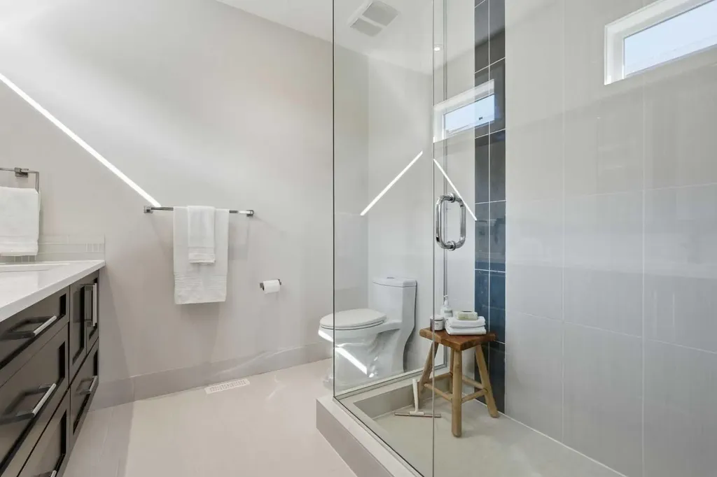 1923 49 Avenue SW Calgary AB T2T 2V3