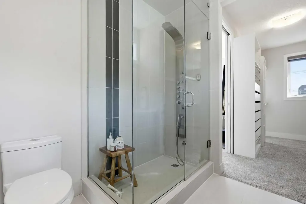 1923 49 Avenue SW Calgary AB T2T 2V3